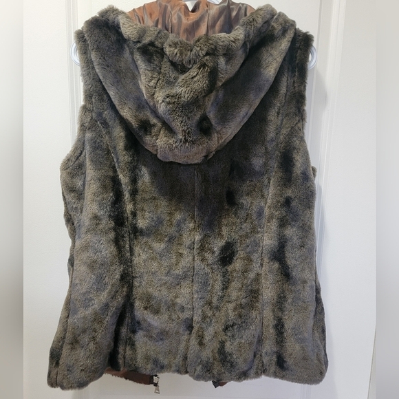 Danier faux fur hooded vest  with toggles - Picture 5 of 5